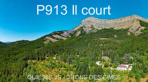 P913 Il court